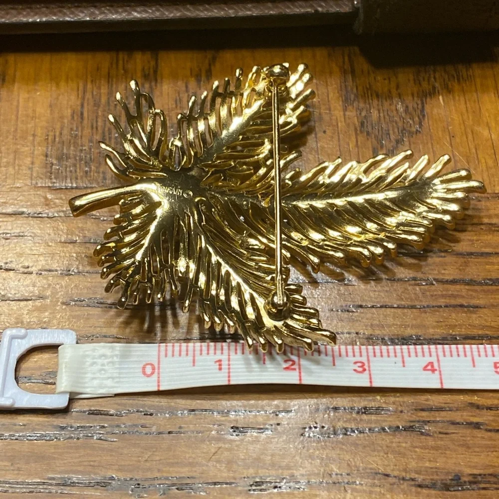 TRIFARI Crown Collectible Vintage set brooch and clip on earrings 1960’s